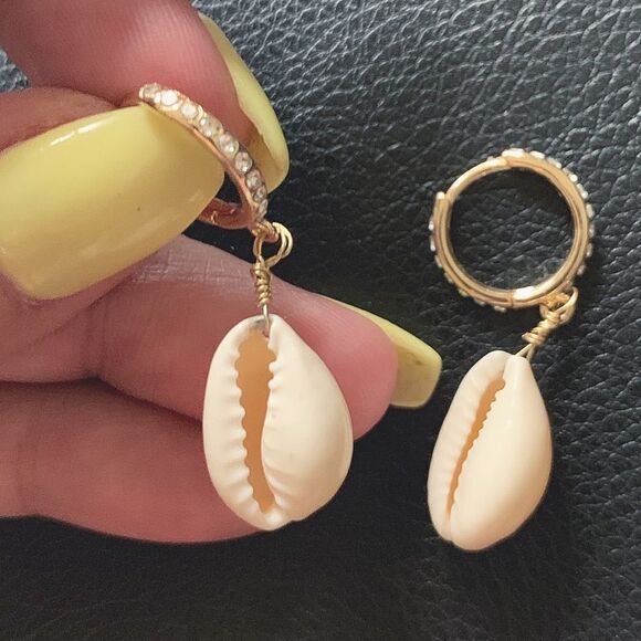 Seashell cowrie huggies - Picture 3 of 3